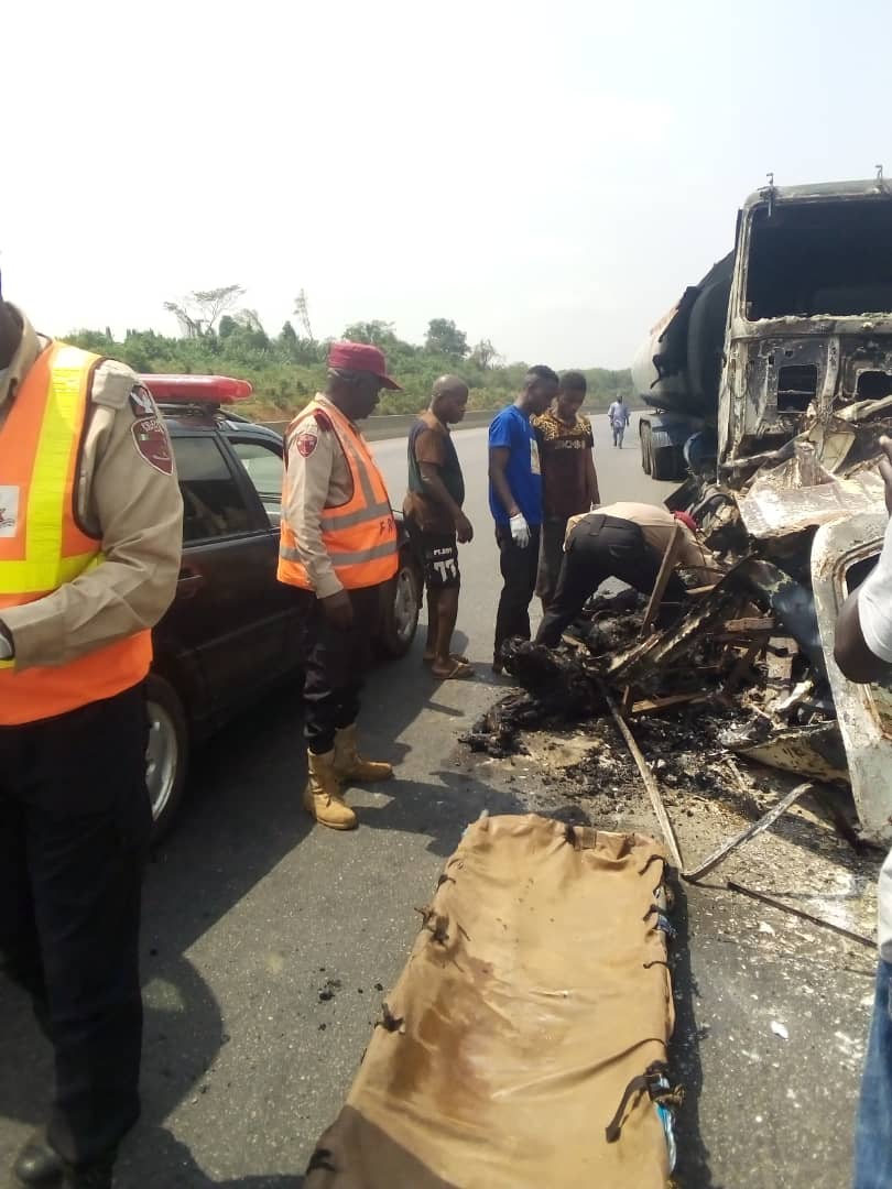 You are currently viewing SEVENTEEN BURNT TO DEATH IN A FATAL CRASH ON LAGOS-IBADAN EXPRESSWAY