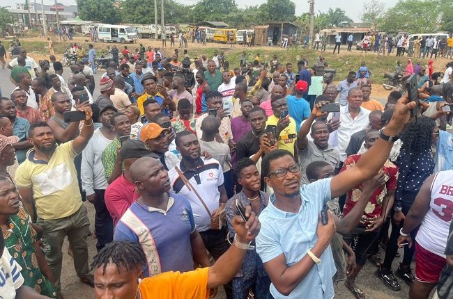 You are currently viewing ASUU Strike: Students Block Ogun Portion Of Lagos-Ibadan Road