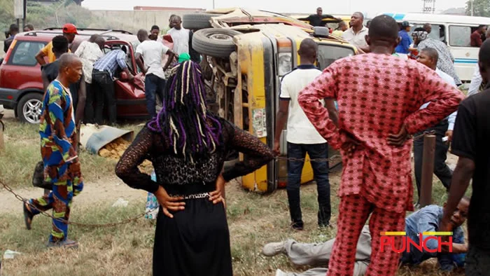 You are currently viewing One Killed, 21 Injured in Ogun Auto crash