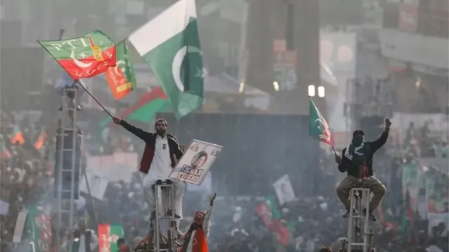 Pakistan’s Former Prime Minister Protests Arest Attempt Amidst Violence