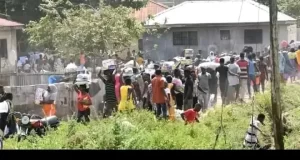 Crowd Looted Government Warehouse in Bayelsa, Cart Away Food Items