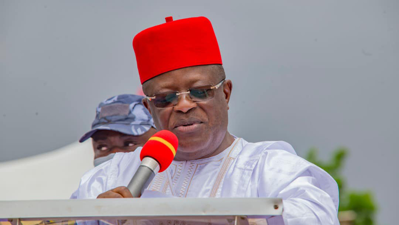 Umahi Reads Riot Act to Contractors, Ministry Officials