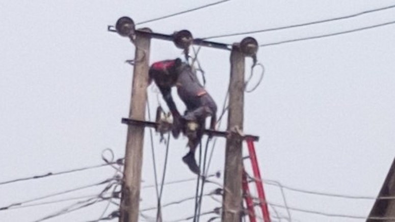 Man Electrocuted in Abeokuta, While Fixing Fault on Electricity Pole