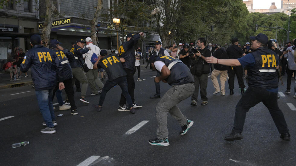 Police Clashes with Protesters in Buenos Aires Amidst Debate of Controversial Bill